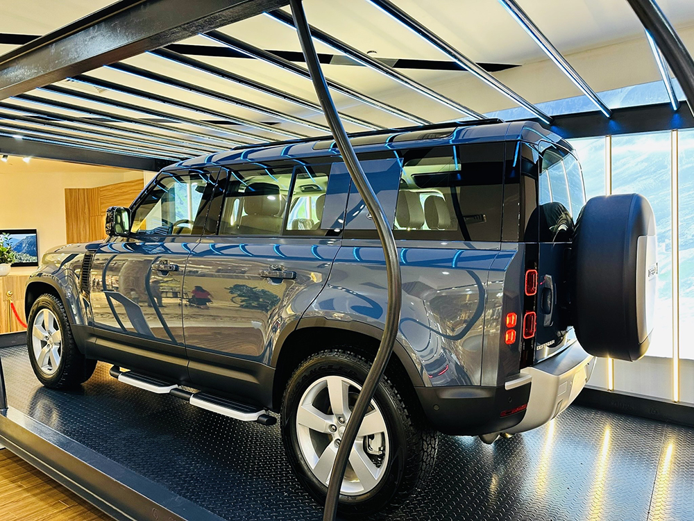 Giá xe Land Rover Defender 110 Tasman Blue