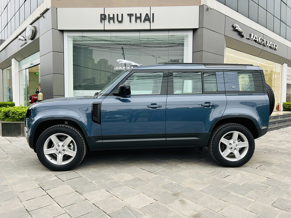 Giá xe Land Rover Defender 110 Tasman Blue