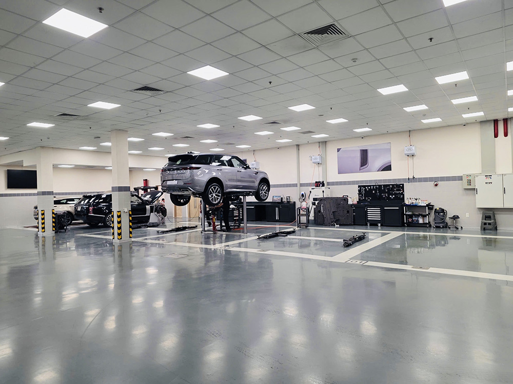 xuong-dich-vu-land-rover-ha-noi-5-sao-long-bien