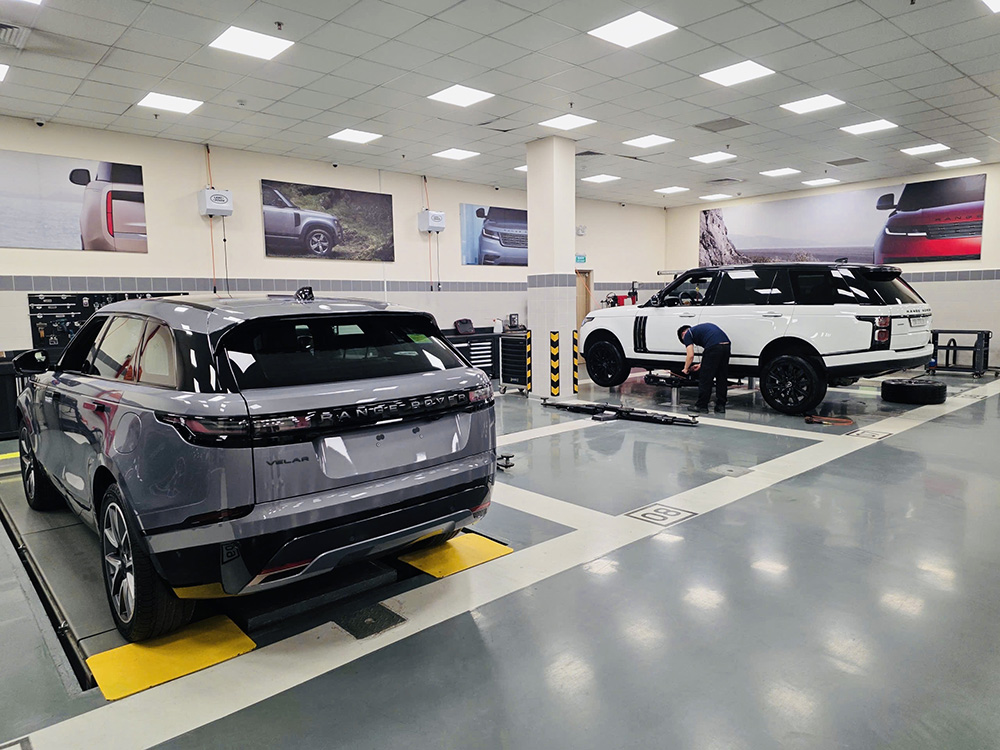 xuong-dich-vu-land-rover-ha-noi-5-sao-long-bien