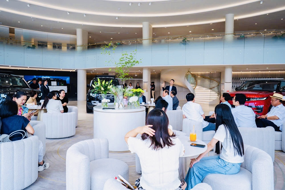 xuong-dich-vu-land-rover-ha-noi-5-sao-long-bien