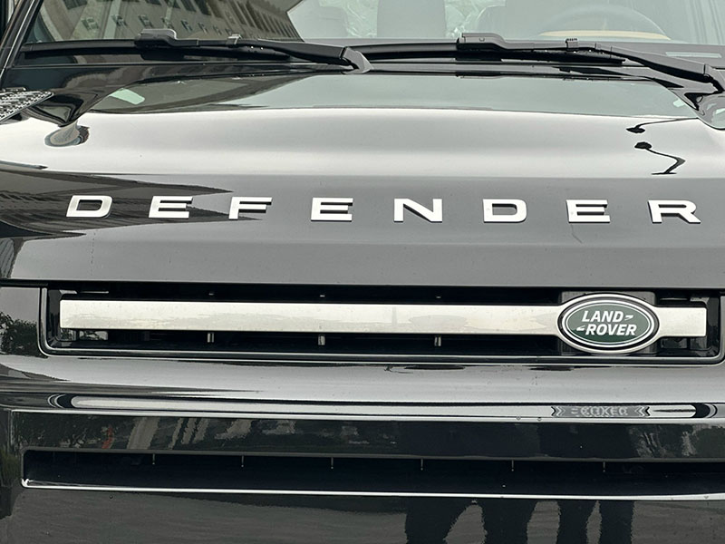 Đầu xe Land Rover Defender 130 2024