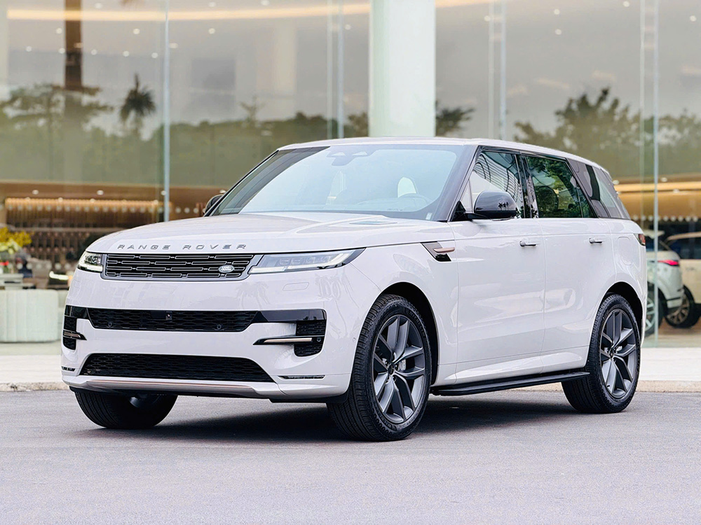 Toàn cảnh ngoại thất xe Range Rover Sport 2026 PHEV màu xám Borasco Grey tại showroom Land Rover Hà Nội