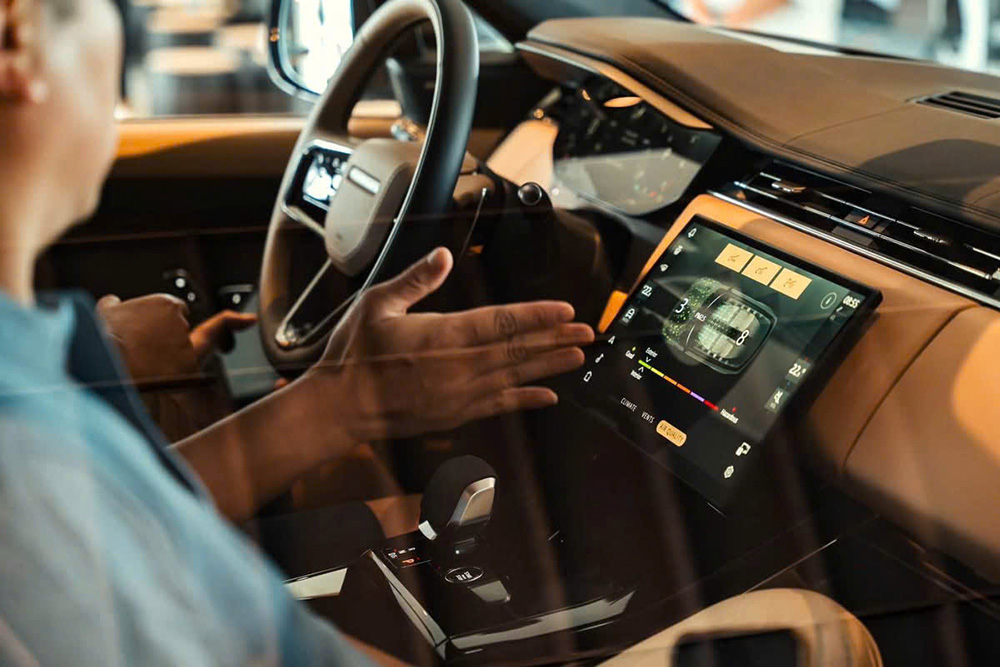 Chuyên gia tư vấn chi tiết các tính năng lọc không khí cao cấp trên khoang lái Range Rover cho khách hàng.