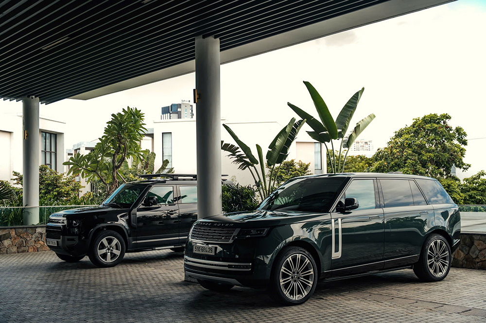 Bộ đôi Range Rover và Defender nổi bật tại khuôn viên khách sạn Oakwood Hạ Long ngày 01/08/2026.