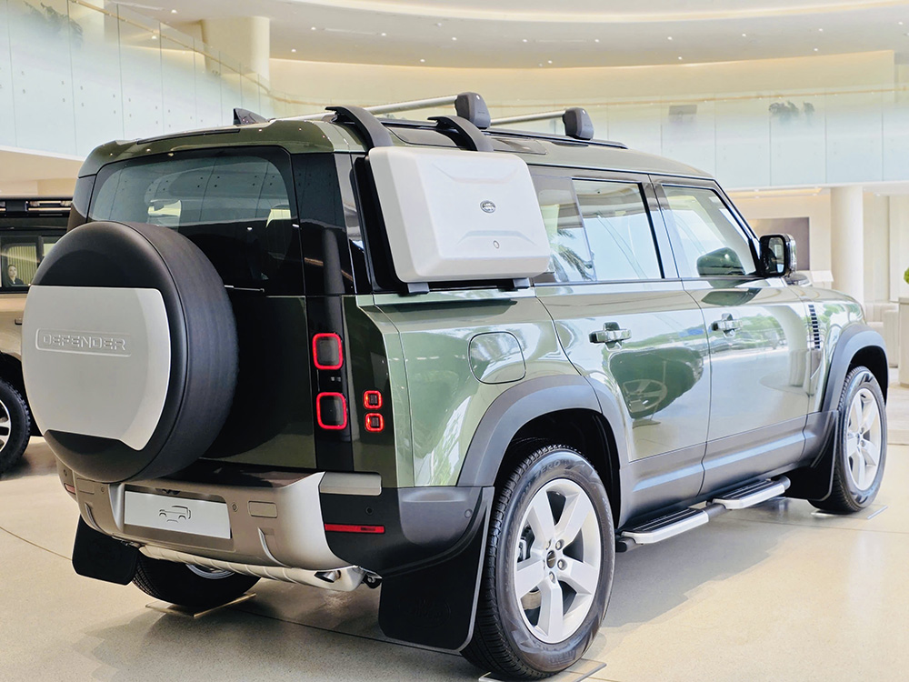 Góc nghiêng đuôi xe Defender 110 xanh tích hợp sẵn cốp hông và baga