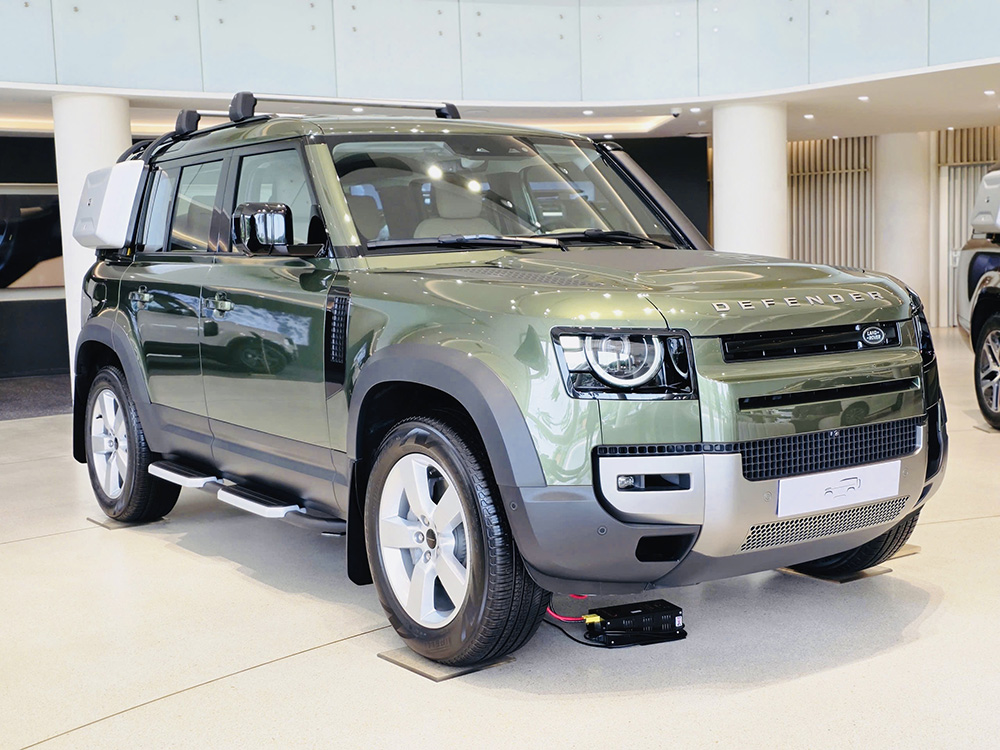  Defender 110 màu xanh được trang bị trọn bộ gói phụ kiện dã ngoại 