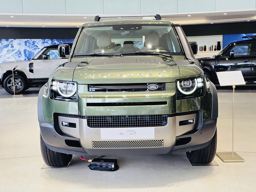 Trực diện đầu xe Defender 110 màu xanh