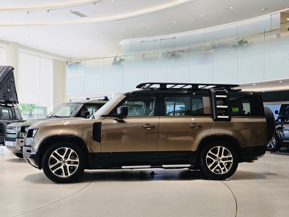 Góc nhìn ngang thân xe Defender 130 màu xám đồng cao cấp