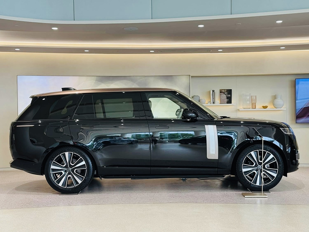 Range Rover màu đen mui đồng (Santorini Black phối mui Sunset Gold)