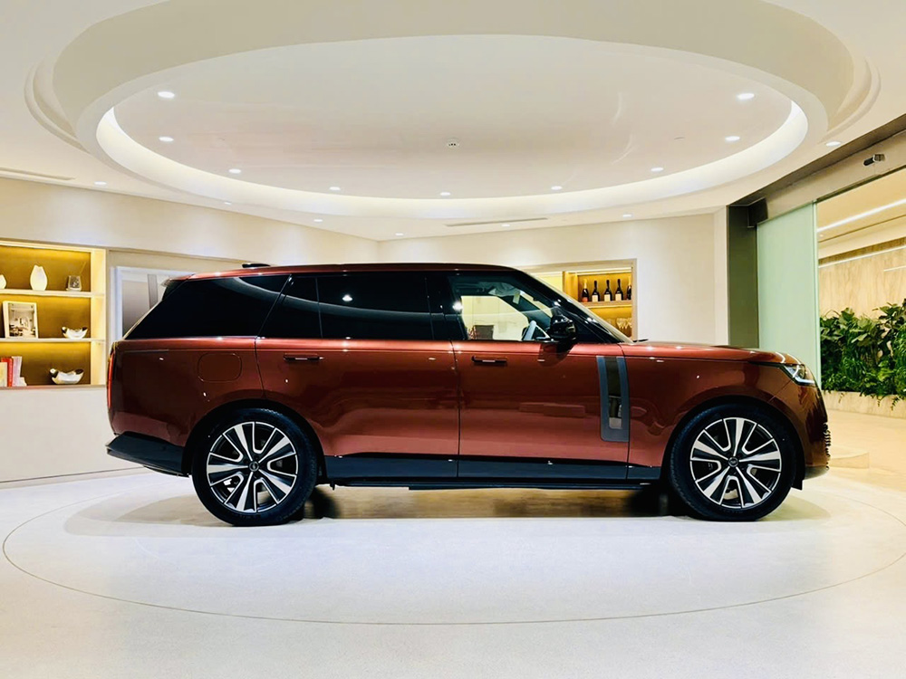  Range Rover SV Bespoke màu Sunrise Copper (Đồng ánh đỏ)