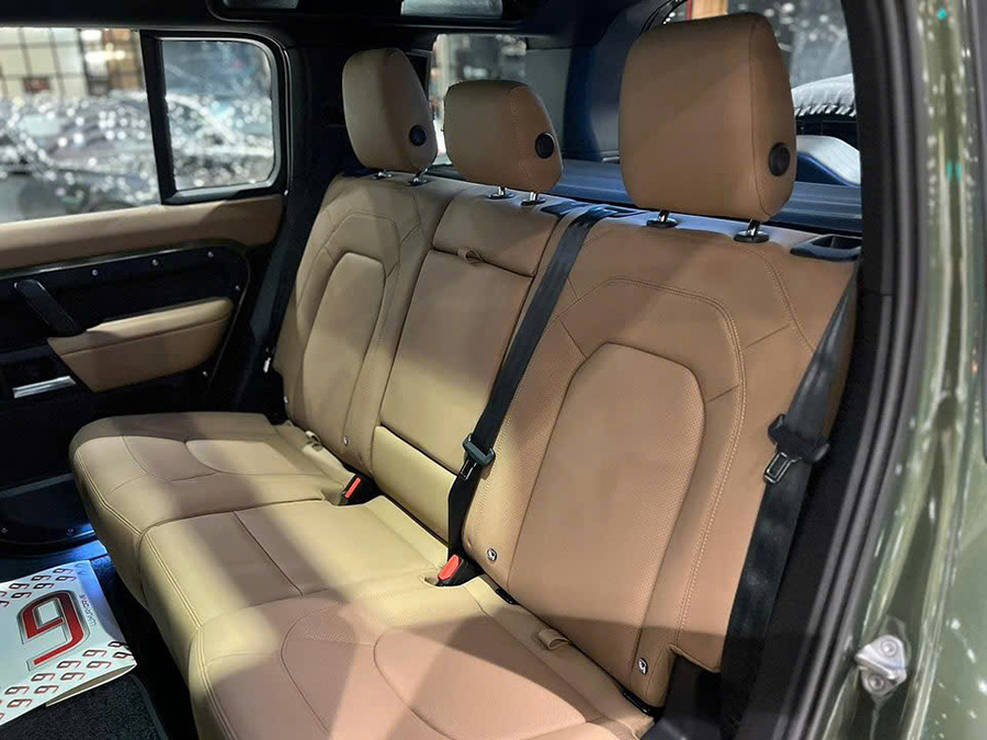 ghế sau Land Rover Defender 2026